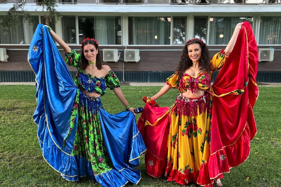 Dansatori de dansuri țigănești la eveniment