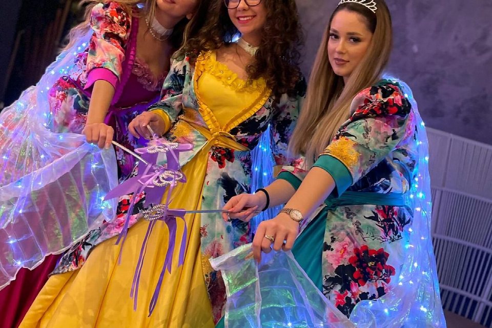 Ursitoare cu prezență elegantă la botez